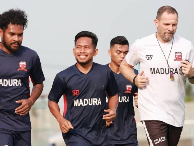 Dejan Antonic saat memimpin latihan pertama skuad Madura United di SGB, Selasa (15/1/2019).