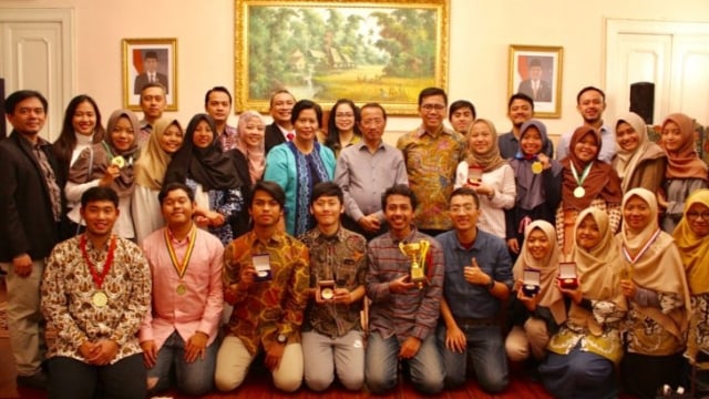 Tim mahasiswa Indonesia dari Universitas Diponegoro (Undip) dan Universitas Sumatera Utara (USU) bersama Dubes Indonesia, M. Wahid Supriyadi. Foto: Dok KBRI Moskow/Antara