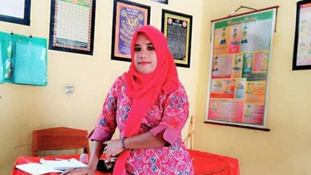 Selvianti, warga Desa Bangga, Kabupaten Sigi, Sulawesi Tengah, merupakan satu dari puluhan guru di Kabupaten Sigi yang masih mengabdi dengan gaji Rp 200 Ribu per bulan. Foto: PaluPoso/Siturwijaya
