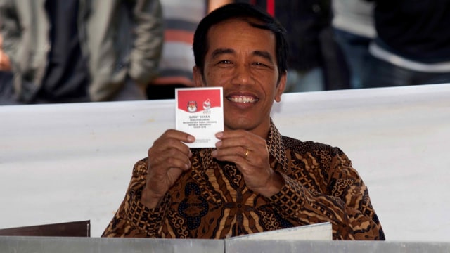 Jokowi pada menyoblos pada pemilu 2014. Foto: AFP/ROMEO GACAD