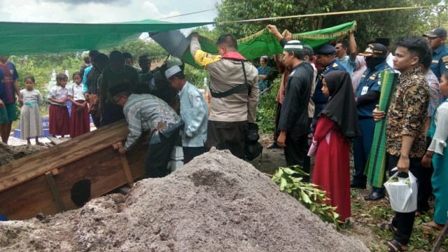 Korban tenggelam Mahlan saat dimakamkan. (Foto: KSOP Kumai)