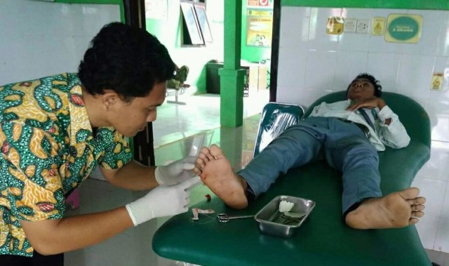 Siswa terluka menjalani perawatan medis akibat gempa bumi di Sumenep.