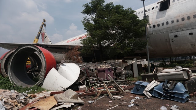 Pemotongan Pesawat Menjadi Restoran di Bekasi