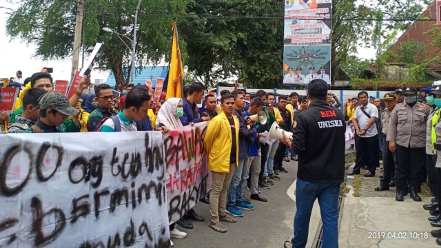 Mahasiswa yang tergabung dalam BEM Kalimantan Selatan mendemo kantor Bawaslu Kalsel, Selasa (2/4/2019). Foto: Zahidi/banjarhits.id