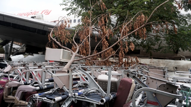 Pemotongan Pesawat Menjadi Restoran di Bekasi