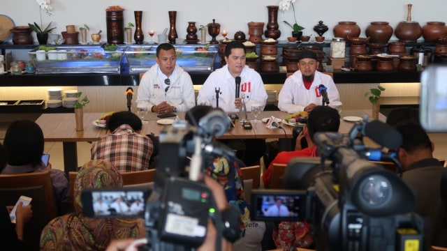 Erick Thohir (tengah) saat melakukan konferensi pers di Palembang. Foto: Dok. TKN