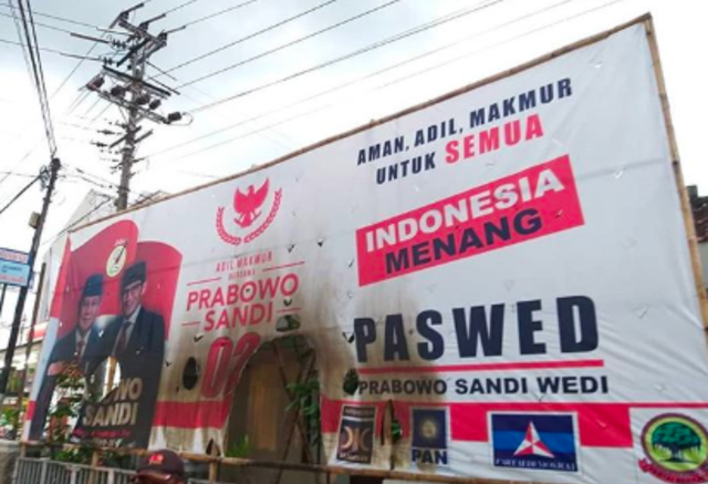 Baliho Prabowo-Sandi di Klaten yang dibakar oleh orang tak dikenal, Sabtu (30/3/2019). Foto: lvt.