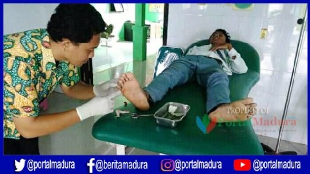 Korban gempa menjalani perawatan medis. Korban merupakan salah satu peserta UNBK SMA Islami Al Fanisa Raas Sumenep. (Foto. @Anam Salman)