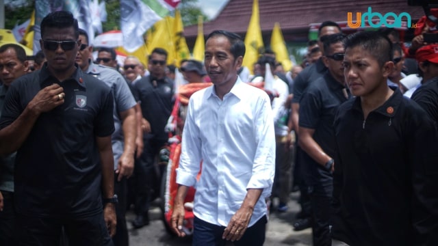 Dengan menggenakan kemeja putih, calon presiden nomor urut 01, Joko Widodo, menghadiri kampanye di Kota Palembang, Selasa (2/4).