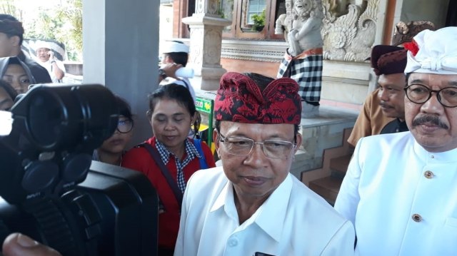 Gubernur Bali Wayan Koster saat diwawancarai wartawan, Selasa (2/4) di DPRD Bali - kanalbali/KAD
