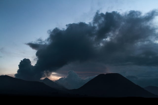 Erupsi Gunung Bromo yang terjadi sekitar satu bulan terakhir. Gunung ini memiliki siklus erupsi yang biasanya terjadi setiap lima tahun sekali. (foto-foto: Bayu Eka Novanta/Tugu Malang).