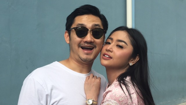 Dewi Perssik dan Angga Wijaya. Foto: Giovanni/kumparan