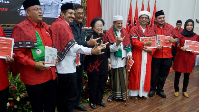 Ketua Umum PDIP Megawati Soekarnoputri, berfoto bersama para penerima Kartu Tanda Anggota (KTA) PDI Perjuangan di DPP PDI Perjuangan, Jakarta, Selasa (2/4). Foto: Irfan Adi Saputra/kumparan