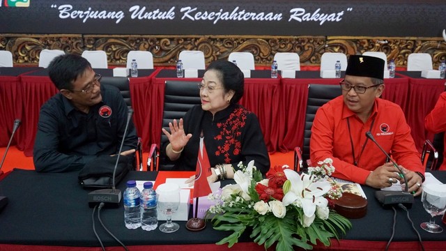 Ketua Umum PDIP Megawati Soekarnoputri, bersama Hasto Kristiyanto dan Djarot Saiful Hidayat di penyerahan Kartu Tanda Anggota (KTA) PDI Perjuangan di DPP PDI Perjuangan, Jakarta, Selasa (2/4). Foto: Irfan Adi Saputra/kumparan