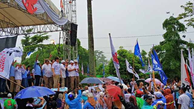 Suasana kampanye terbuka untuk Paslon nomor urut 02, Prabowo-Sandi saat diguyur hujan di Salatiga. Foto: Afiati Tsalitsati/kumparan