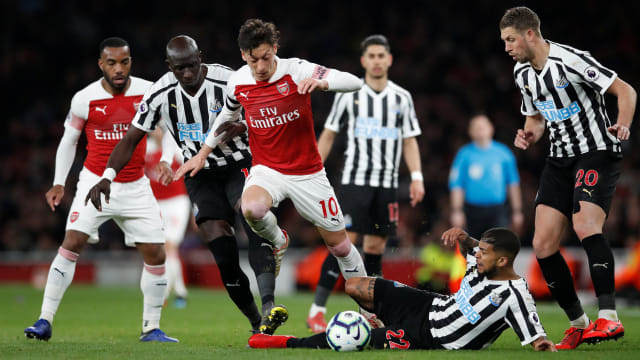 Penampilan Mesut Oezil di laga melawan Newcastle. Foto: REUTERS/David Klein