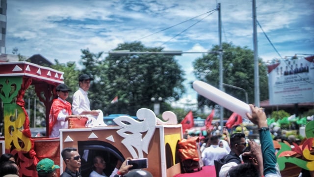 Capres Jokowi bersama istri saat diarak menggunakan kendaraan hias saat kampanye di Palembang. (Urban Id)
