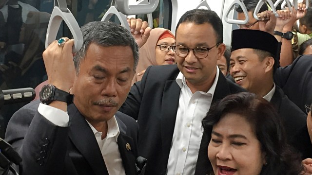 Ketua DPRD DKI, Prasetya Edi Marsudi dan Gubernur DKI Jakarta, Anies Baswedan saat mencoba MRT bersama. Foto: Ferry Fadhlurrahman/kumparan