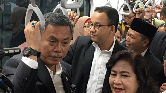 Ketua DPRD DKI, Prasetya Edi Marsudi dan Gubernur DKI Jakarta, Anies Baswedan saat mencoba MRT bersama. Foto: Ferry Fadhlurrahman/kumparan