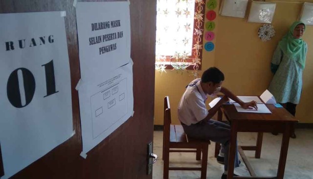 Fajar Calvino Samsul Duha, peserta UNBK Tunanetra saat mengikuti ujian