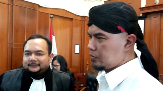 Ahmad Dhani saat menjalani sidang di Pengadilan Negeri Surabaya, Selasa (2/4). Foto: Yuana Fatwalloh/kumparan