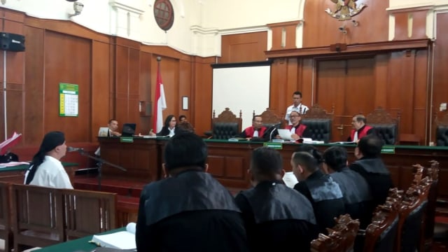 Suasana sidang Ahmad Dhani di Pengadilan Negeri Surabaya, Selasa (2/4). Foto: Yuana Fatwalloh/kumparan