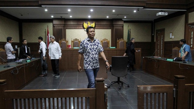 Terdakwa kasus suap DPRD Sumut Muslim Simbolon (tengah) dan Sonny Firdaus (keempat kiri) seusai menjalani sidang pembacaan putusan di Pengadilan Tipikor, Jakarta, Selasa (2/4/2019). Foto: ANTARA FOTO/Dhemas Reviyanto