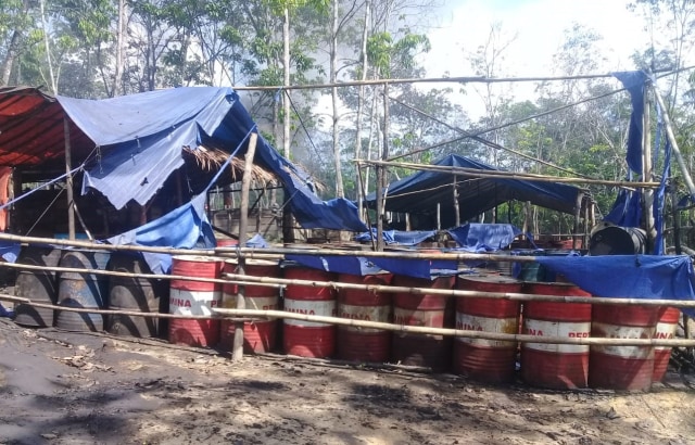 Penampungan minyak ilegal di Desa Batin, Kecamatan Bajubang, Kabupaten Batanghari, Jambi. Foto: Suwandi
