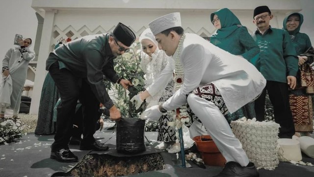 Putri Wali Kota Balikpapan menikah dengan mahar 2 pohon mangga. (foto: Instagram/@rz_effendi58)