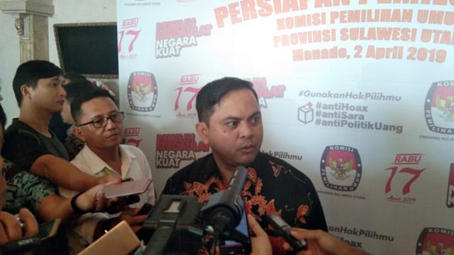 Komisioner KPU RI, Viryan Azis meladeni pertanyaan wartawan setelah membuka Rapat Koordinasi Terpadu (RKT) Persiapan Pemilu Serentak tahun 2019 di Kota Manado, Sulawesi Utara, Selasa (2/4)