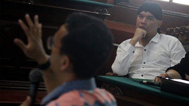 Terdakwa kasus dugaan pencemaran nama baik, Ahmad Dhani (kanan) mendengarkan keterangan saksi ahli. Foto: ANTARA FOTO/Moch Asim