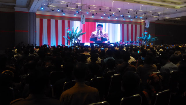 Gubernur Jawa Barat, Ridwan Kamil memberi sambutan di acara kegiatan Forum Koordinasi Pimpinan Daerah (FKPD) di Ballroom Sudirman, Kota Bandung. Foto: Rachmadi Rasyad/kumparan