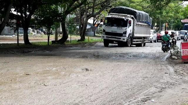 Ruas Jalan Ryacudu yang mengalami rusak parah | Foto : Obbie Fernando/Lampung Geh