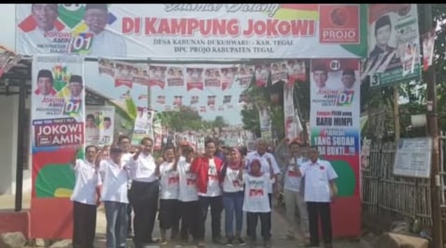 Projo Kabupaten Tegal membuat Desa Kabunan Dukuhwaru Tegal menjadi kampung Jokowi. (foto: bentar)