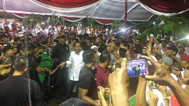 Warga menyambut kedatangan Calon Presiden nomor urut 01, Joko Widodo di Gor Bung Hatta, Ngawi. Foto: Moh Fajri/kumparan