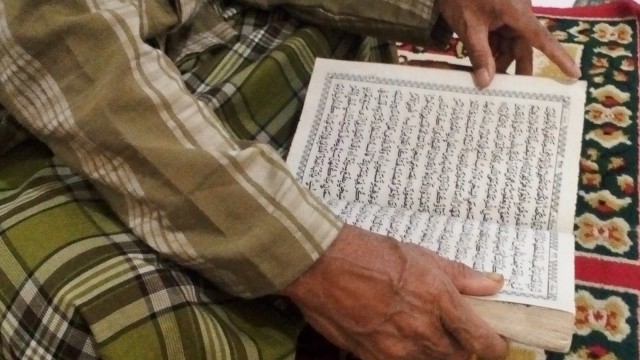 Membaca Kitab Suci Al-uran. Foto Syatriadin Yosan
