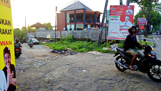 Motor sedang melintas di kawasan kumuh Dusun Pemangkalan, Bali. Foto: Denita BR Matondang/kumparan