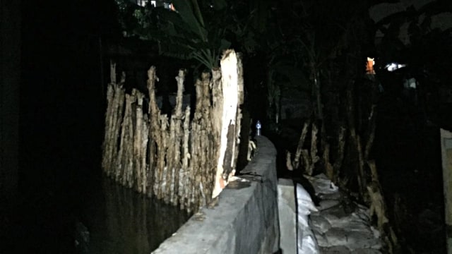Kondisi kayu penyangga tanggul Kali Kulo yang telah diperbanyak. Foto: Muhammad Darisman/kumparan