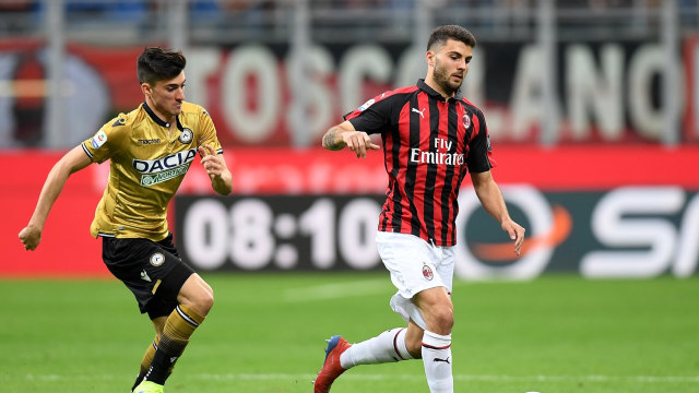 Pemain Milan dan Udinese berduel. Foto: REUTERS/Daniele Mascolo