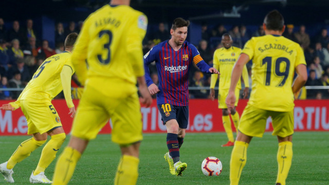 Pemain Barcelona, Lionel Messi, di tengah kepungan pemain-pemain Villarreal. Foto: Heino Kalis/Reuters