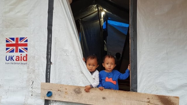 Dua anak kembar yang terlihat masih bertahan hidup di tenda pengungsian di Pengungsian Perintis Poboya, Jalan Lagarutu, Kelurahan Tanamodindi, Kecamatan Mantikulore, Kota Palu, Selasa (2/4/2019). Foto: PaluPoso