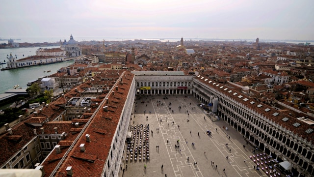 Pemandangan lapangan St.Marks dari menara lonceng di alun-alun St Mark, Venesia. Foto: Reuters/Guglielmo Mangiapane