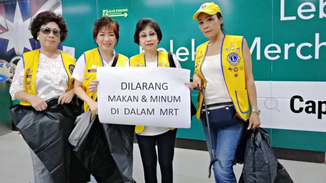 Ibu-ibu mengenakan rompi kuning dalam rangka kampanyekan kebersihan di Stasiun MRT Bundaran HI. Foto: Darin Atiandina/kumparan