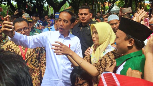 Calon Presiden nomor urut 01, Joko Widodo melayani permintaan swafoto bersama seorang warga. Foto: Moh Fajri/kumparan