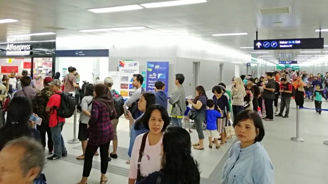 Warga rela mengantre panjang untuk membeli tiket MRT. Foto: Darin Atiandina/kumparan