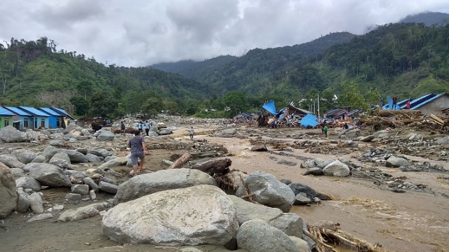 BTN Nauli di Doyo, Kabupaten Jayapura yang rusak akibat terjangan bannir bandang Sentani. (BumiPapua.com/Katharina) 