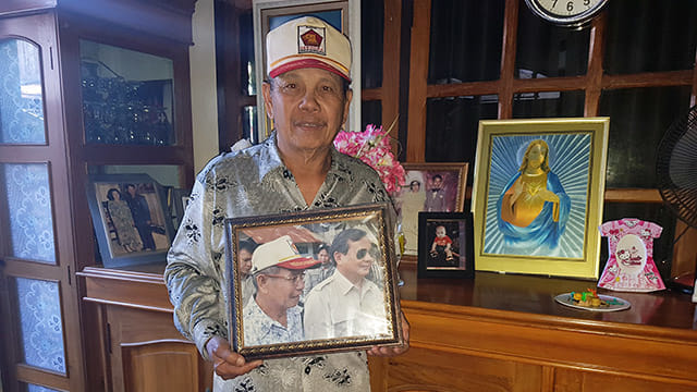 Danny Daniel Sumolang, Ketua Rukun Keluarga Sigar-Maengkom yang merupakan keluarga keturunan ibu Prabowo Subianto berfoto sembari memegang foto dirinya dengan Prabowo. Sumolang begitu yakin jika tahun 2019 ini, Prabowo akan terpilih sebagai Presiden RI (foto: isa anshar jusuf)