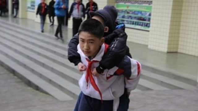 Bocah asal China gendong sahabatnya ke sekolah selama 6 tahun. (foto: Sichuan Online)