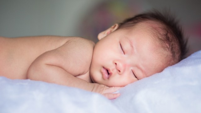 Ilustrasi bayi tidur miring. Foto: Shutterstock