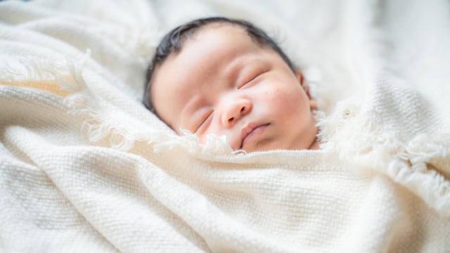 Ilustrasi tidak dianjurkan penggunaan selimut saat bayi tidur. Foto: Shutterstock